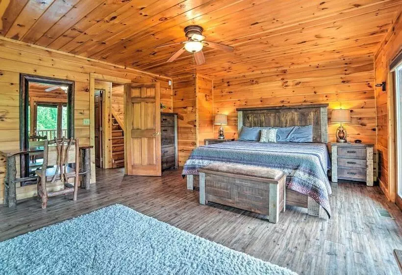 Gatlinburg Cabin W/ Home Theater & Hot Tub!