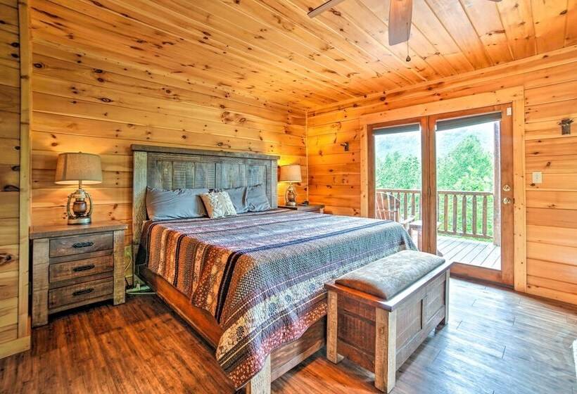 Gatlinburg Cabin W/ Home Theater & Hot Tub!