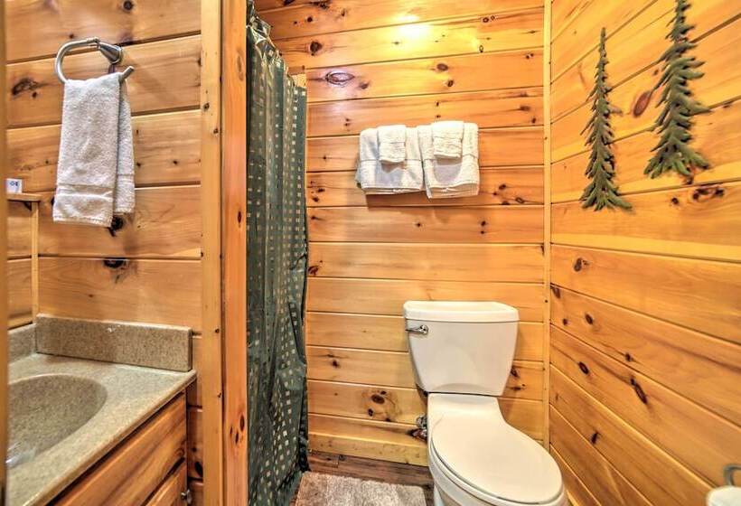 Gatlinburg Cabin W/ Home Theater & Hot Tub!