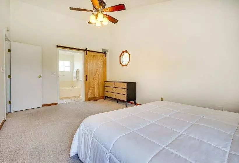 Spacious Home W/ Deck   9 Mi To Downtown Columbus