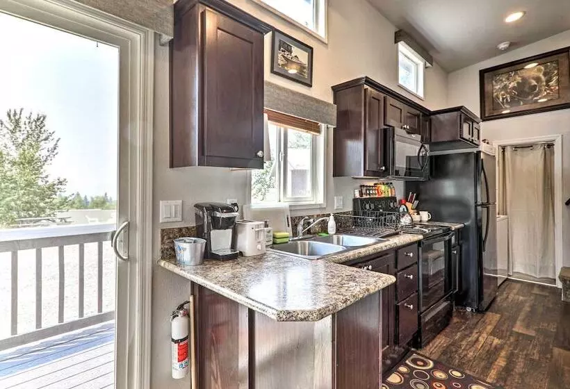 Wilderness Glamping: Eureka Tiny Home W/ Hot Tub!