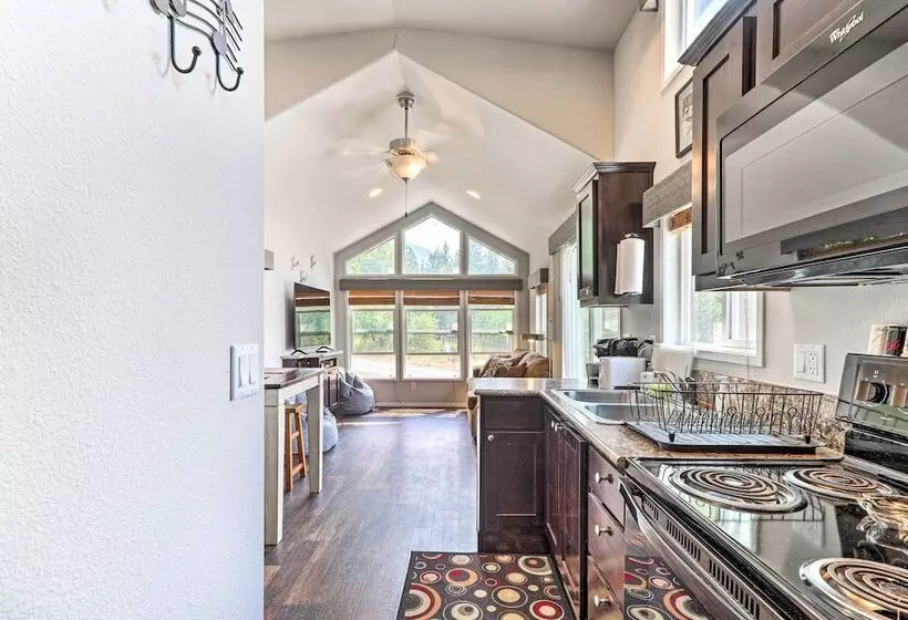 Wilderness Glamping: Eureka Tiny Home W/ Hot Tub!