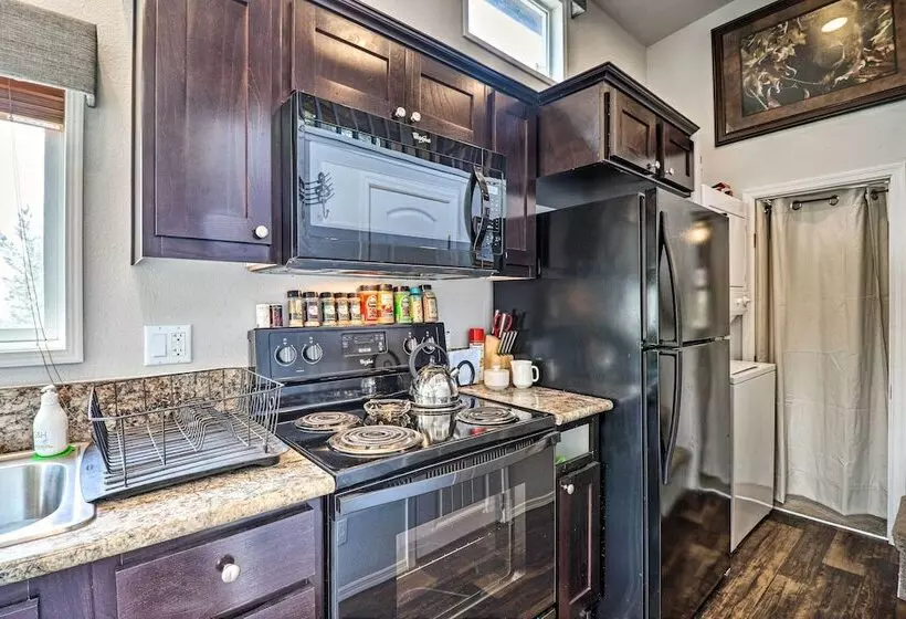 Wilderness Glamping: Eureka Tiny Home W/ Hot Tub!