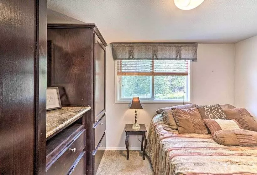 Wilderness Glamping: Eureka Tiny Home W/ Hot Tub!