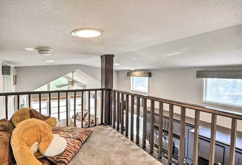 Wilderness Glamping: Eureka Tiny Home W/ Hot Tub!