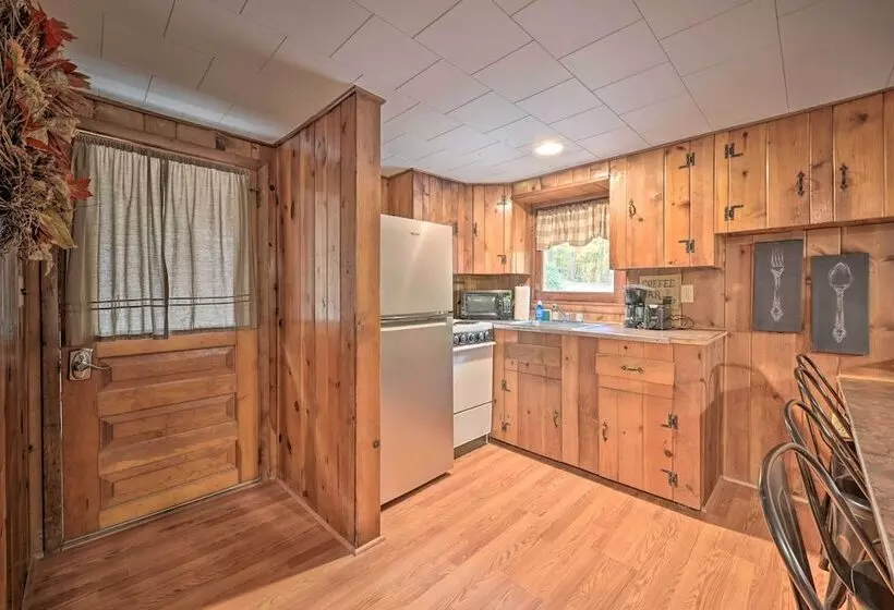 Wyatt Earp Cabin  W/ Deck, 1 Mi To Raystown Lake!