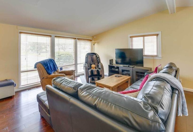 Bright Ann Arbor Home W/ Yard, 3 Mi To U Of M