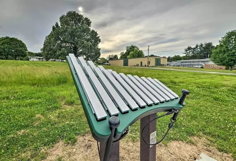 Cheerful Grand Rivers Cottage, 1/2 Mi To Lake