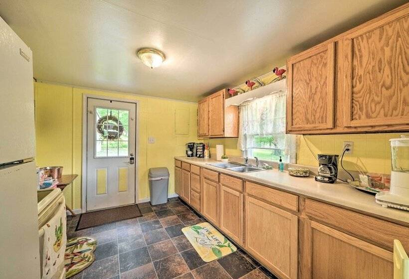 Cheerful Grand Rivers Cottage, 1/2 Mi To Lake