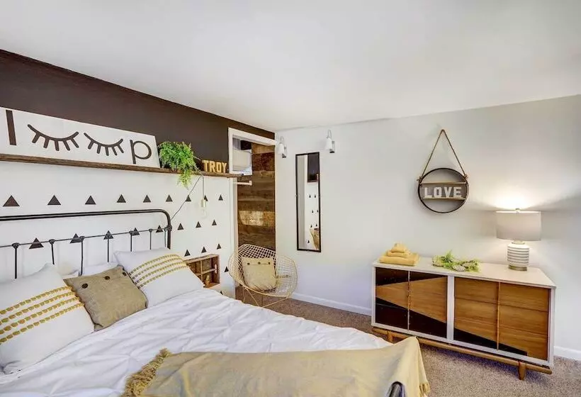 Chic Troy Home Near Downtown, 9 Mi To Albany!