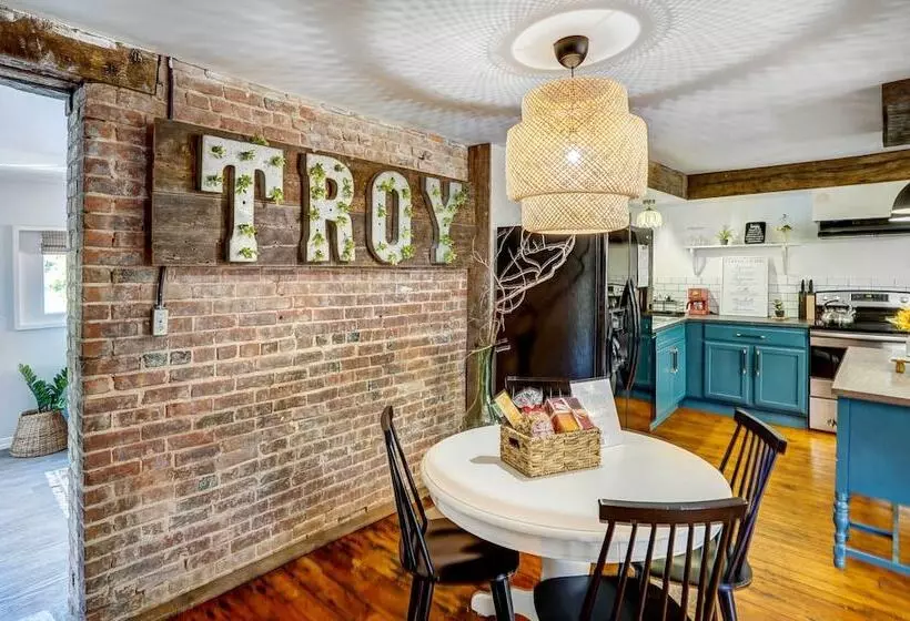 Chic Troy Home Near Downtown, 9 Mi To Albany!