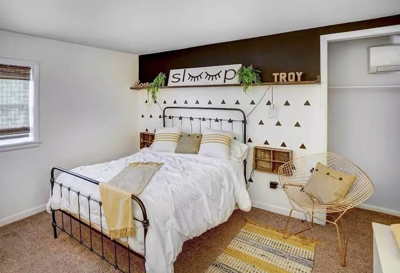 Chic Troy Home Near Downtown, 9 Mi To Albany!