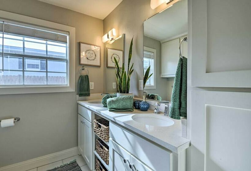 Colorful Fort Worth Home ~ 5 Mi To Downtown