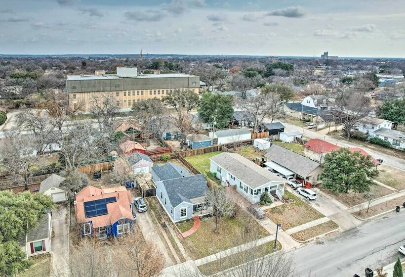 Colorful Fort Worth Home ~ 5 Mi To Downtown