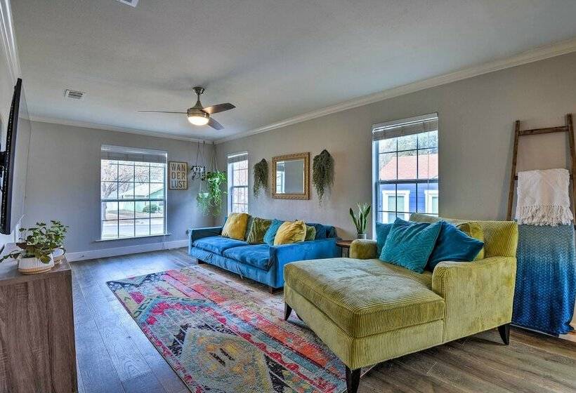 Colorful Fort Worth Home ~ 5 Mi To Downtown