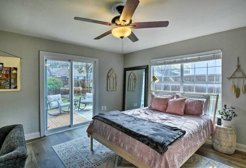 Colorful Fort Worth Home ~ 5 Mi To Downtown
