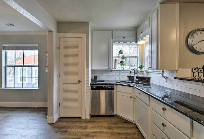 Colorful Fort Worth Home ~ 5 Mi To Downtown