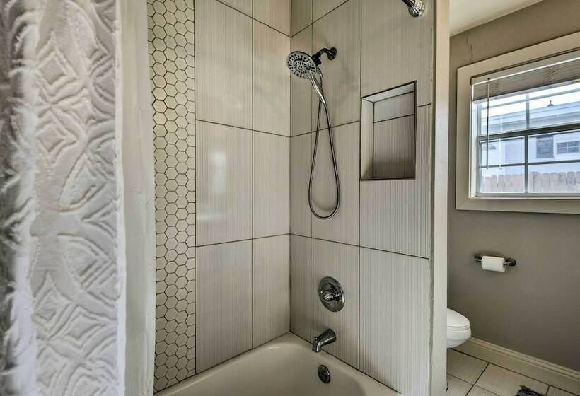 Colorful Fort Worth Home ~ 5 Mi To Downtown