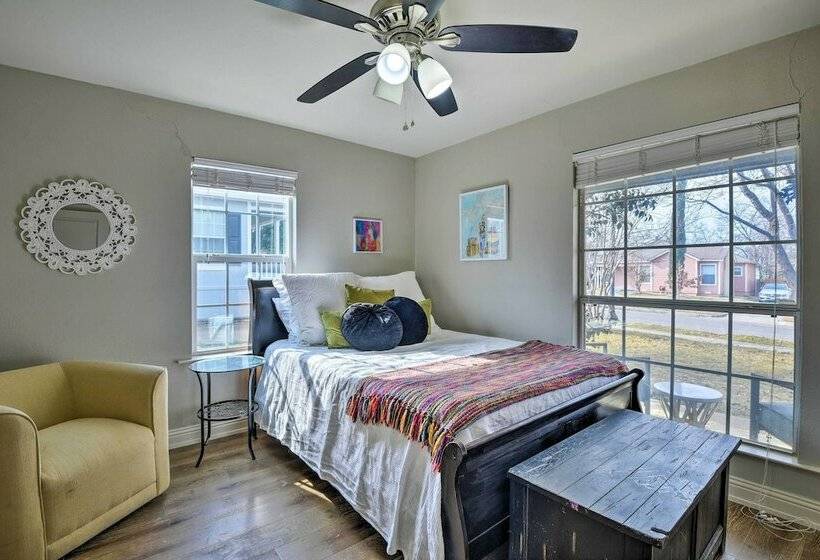 Colorful Fort Worth Home ~ 5 Mi To Downtown