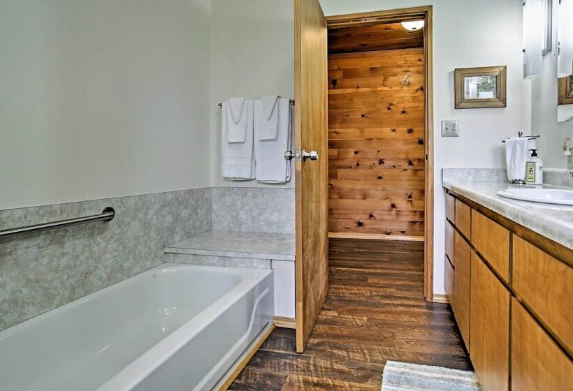 Cozy Home W/ Patio Near Yosemite National Park!