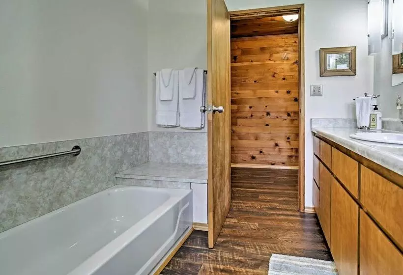 Cozy Home W/ Patio Near Yosemite National Park!