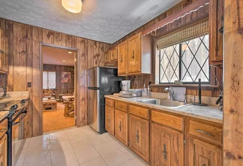 Cozy Lake Ariel Home W/ Community Amenities!