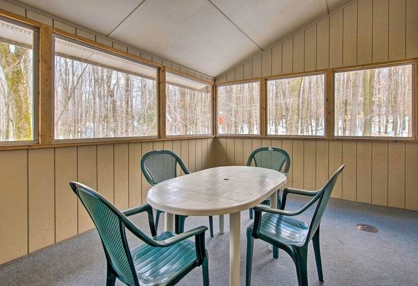 Cozy Lake Ariel Home W/ Community Amenities!