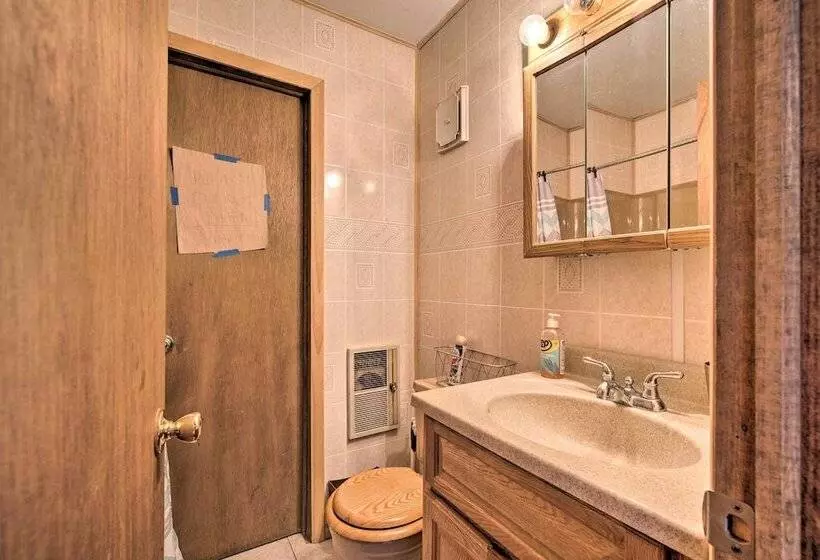 Cozy Lake Ariel Home W/ Community Amenities!