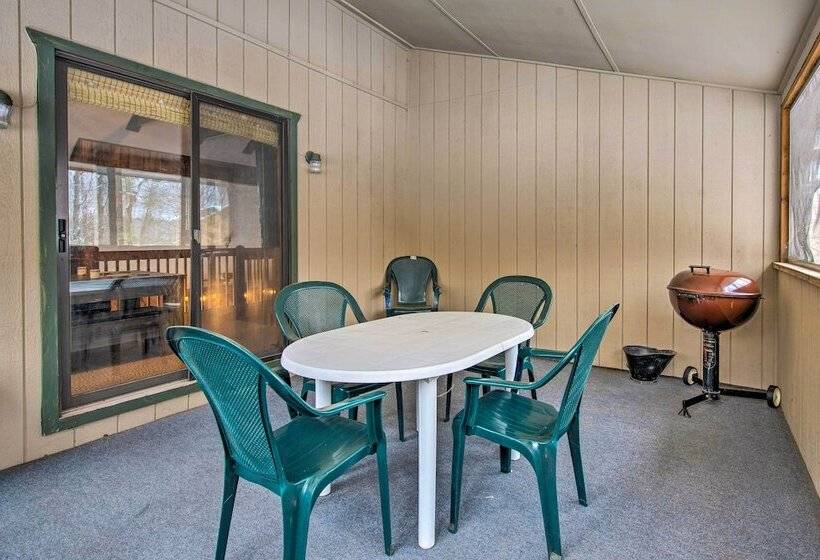 Cozy Lake Ariel Home W/ Community Amenities!