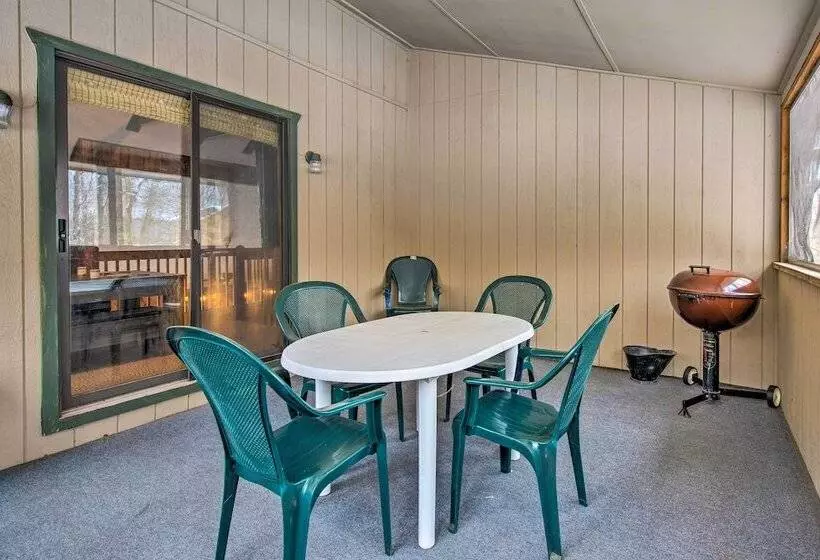 Cozy Lake Ariel Home W/ Community Amenities!