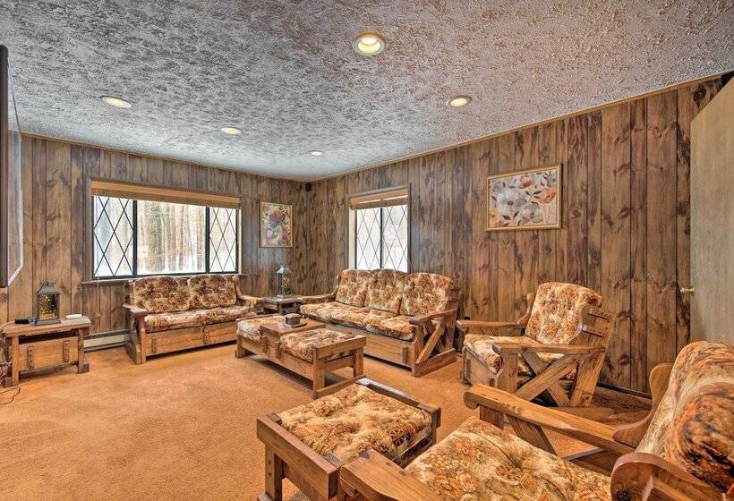 Cozy Lake Ariel Home W/ Community Amenities!