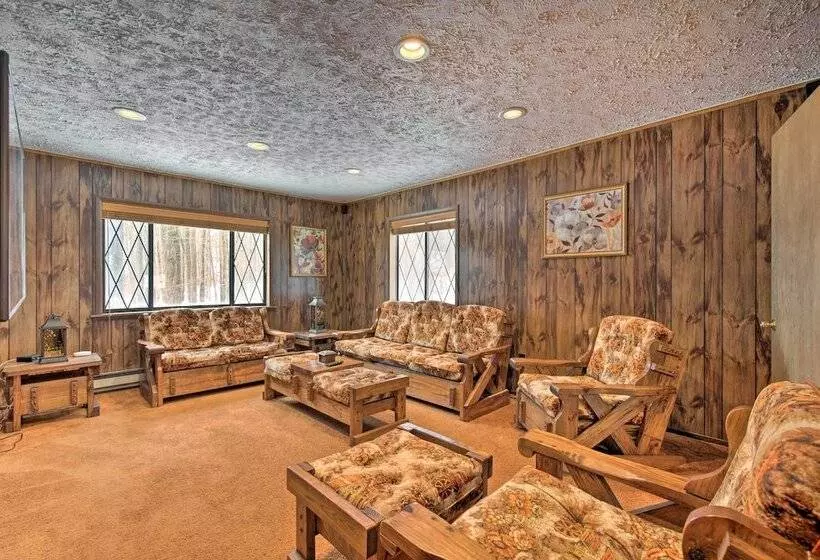 Cozy Lake Ariel Home W/ Community Amenities!