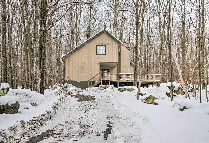 Cozy Lake Ariel Home W/ Community Amenities!