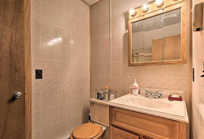 Cozy Lake Ariel Home W/ Community Amenities!