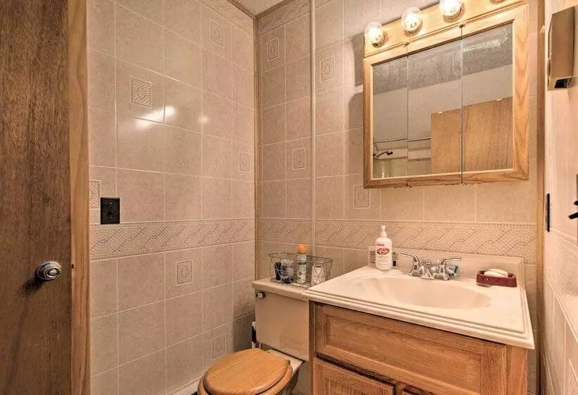 Cozy Lake Ariel Home W/ Community Amenities!