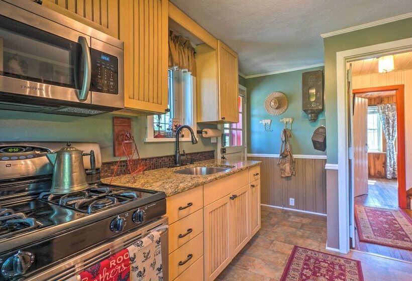 Dreamy Homestead Escape: Patio, Ranch On Site