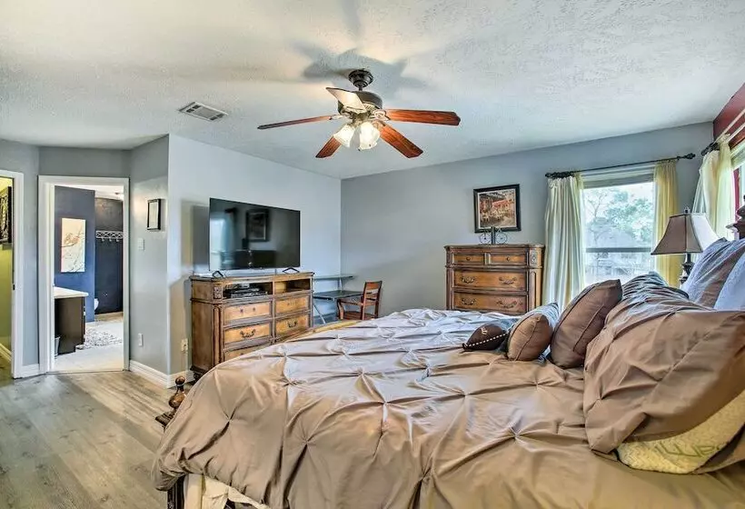 Houston Home With Private Outdoor Pool!