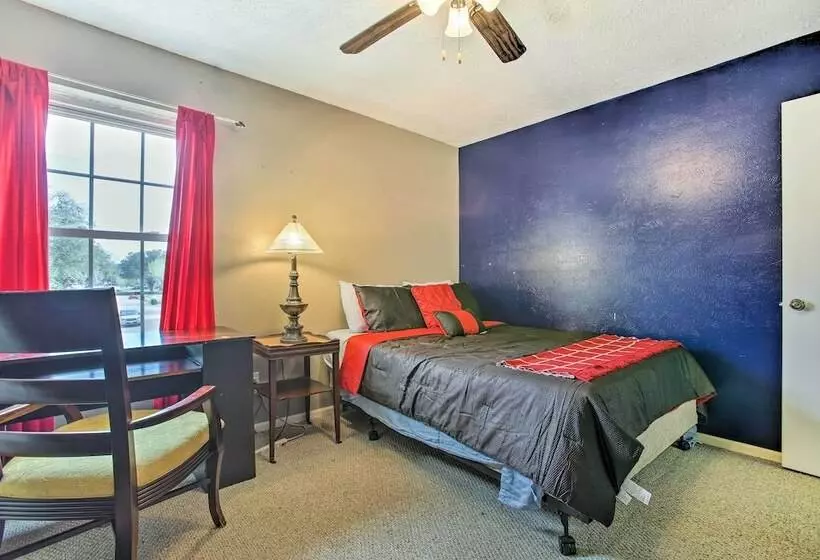 Houston Home With Private Outdoor Pool!