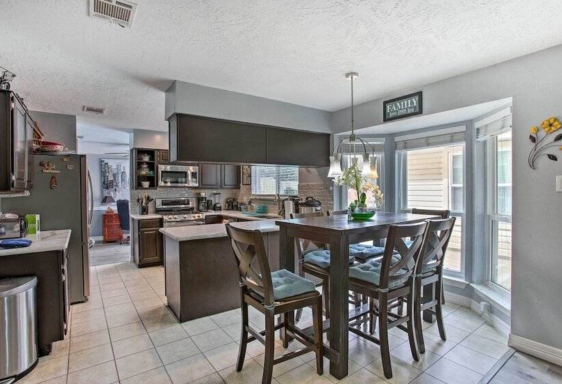 Houston Home With Private Outdoor Pool!