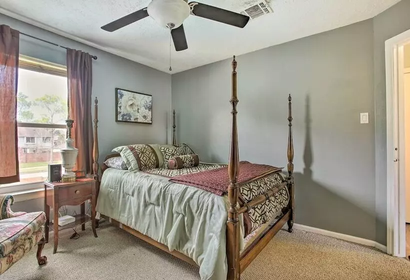 Houston Home With Private Outdoor Pool!