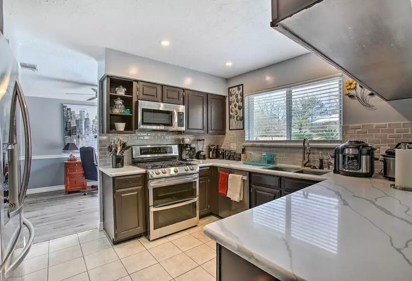 Houston Home With Private Outdoor Pool!