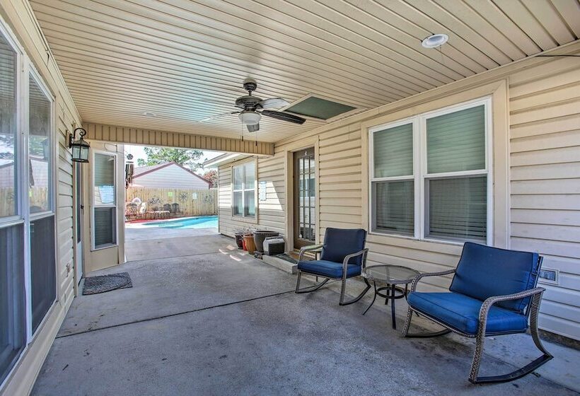 Houston Home With Private Outdoor Pool!