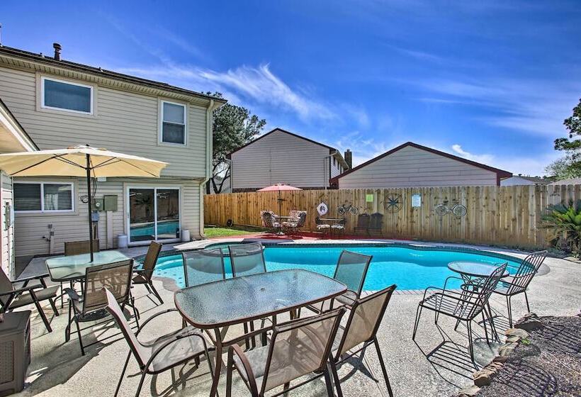Houston Home With Private Outdoor Pool!