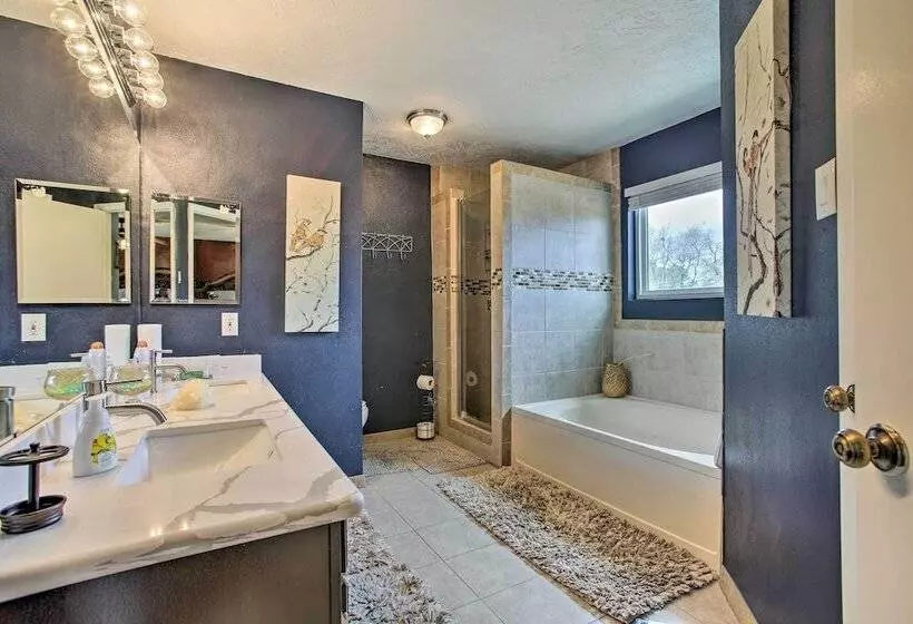 Houston Home With Private Outdoor Pool!