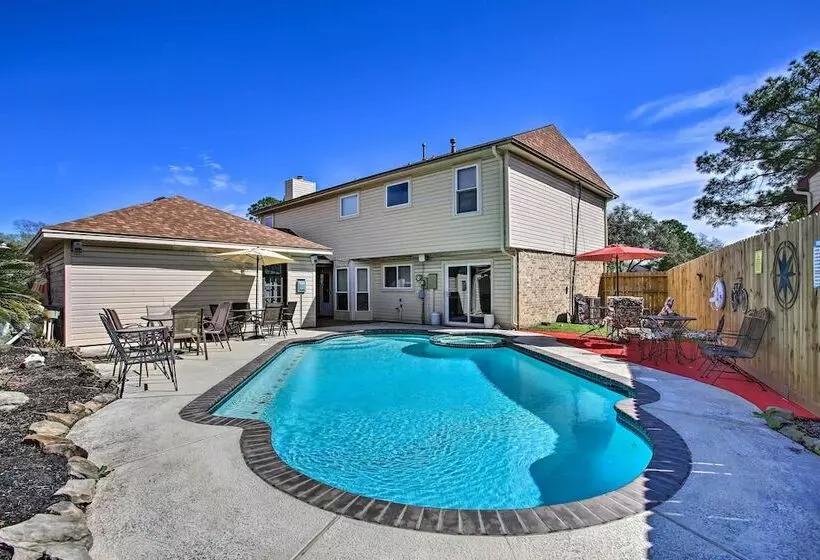 Houston Home With Private Outdoor Pool!