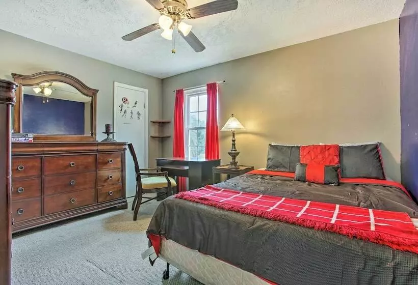 Houston Home With Private Outdoor Pool!