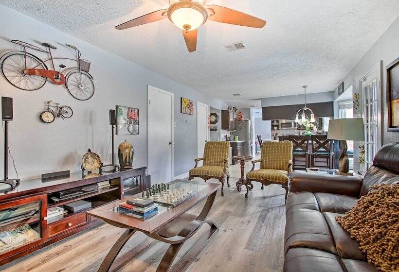 Houston Home With Private Outdoor Pool!