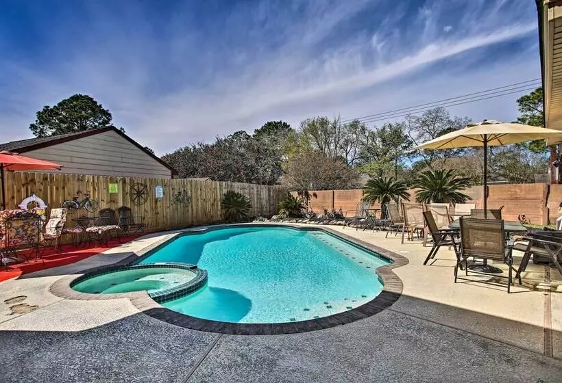 Houston Home With Private Outdoor Pool!
