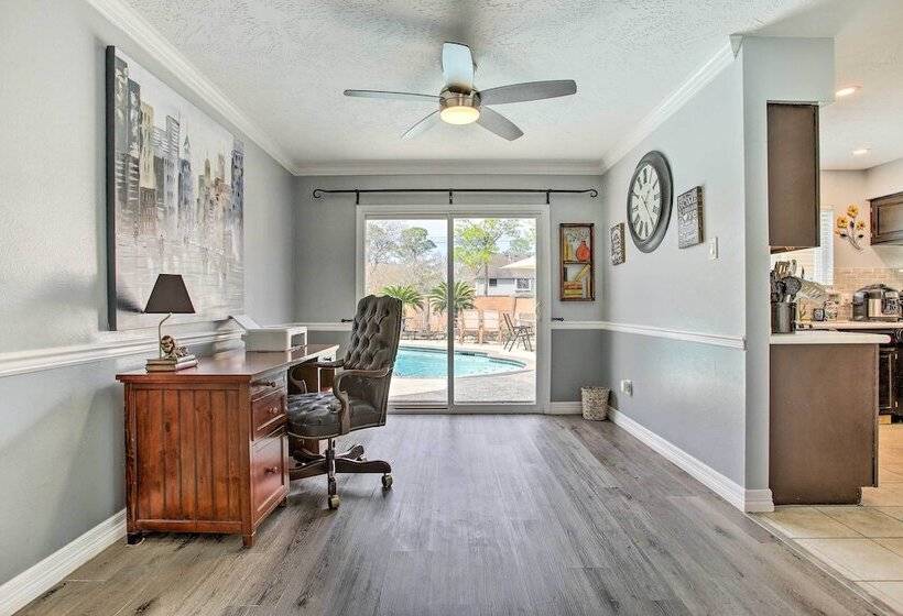 Houston Home With Private Outdoor Pool!