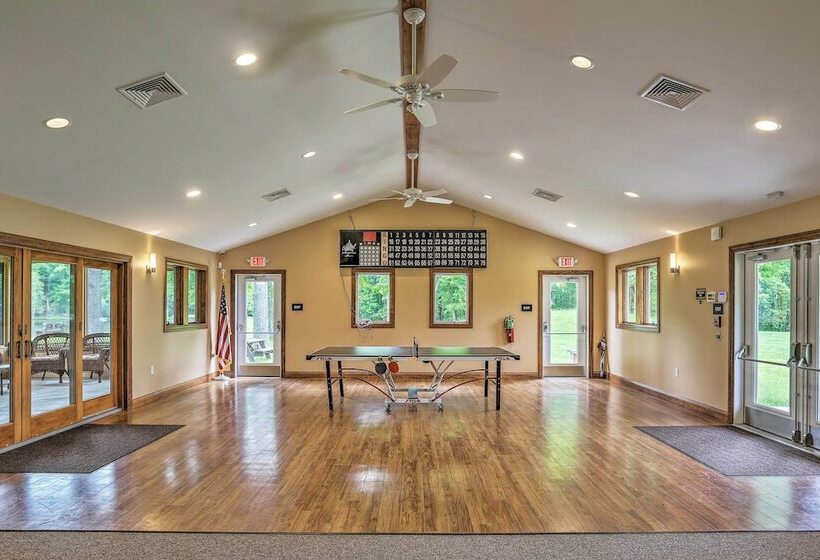 Lake Wallenpaupack Cabin W/ Shared Pool!